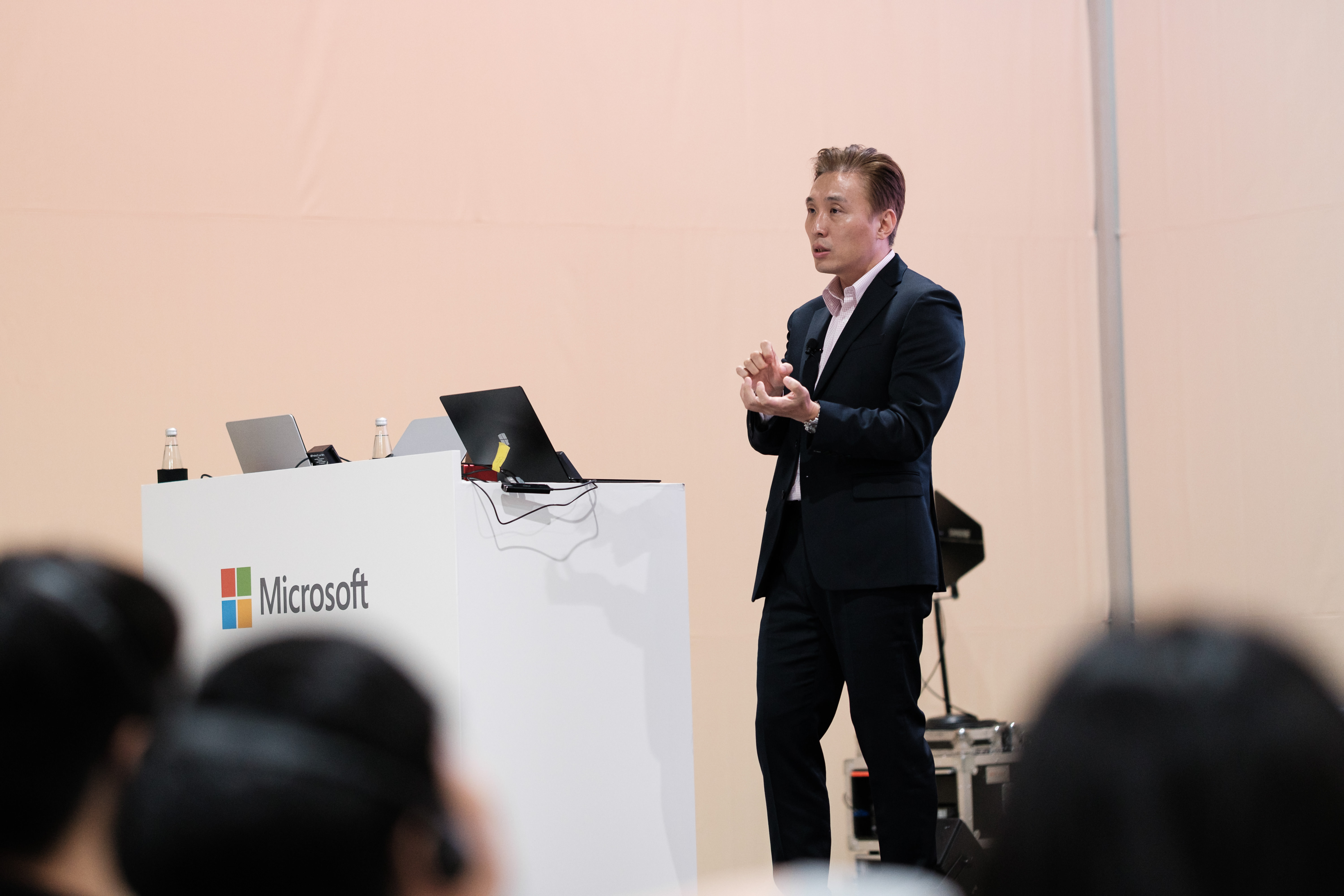 InJun Kim speaking at Microsoft AI Tour Seoul